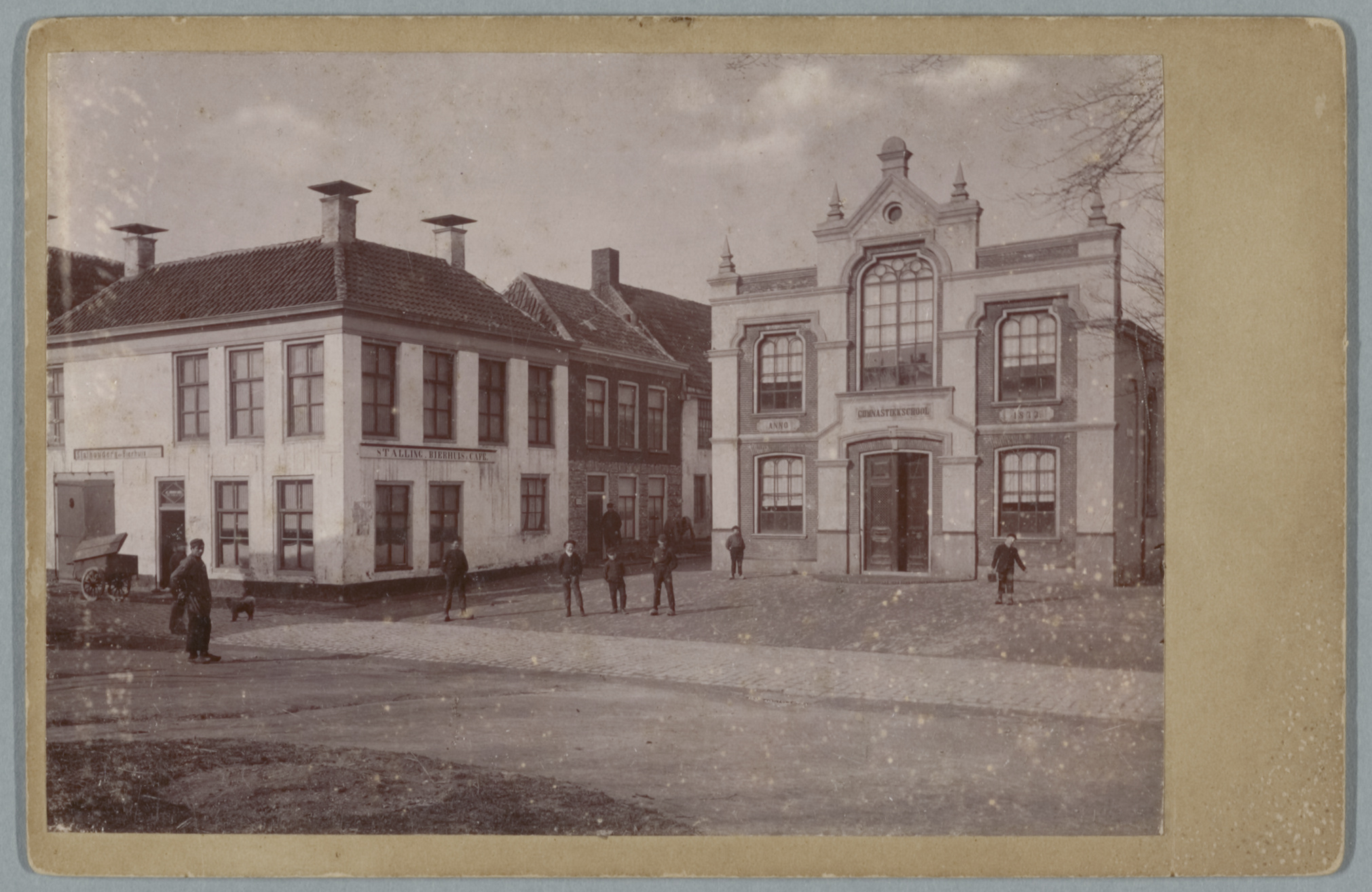 Het Volksgebouw (links), ‘een eenvoudig koffiehuis’, eind negentiende eeuw (Collectie Hannemahuis)