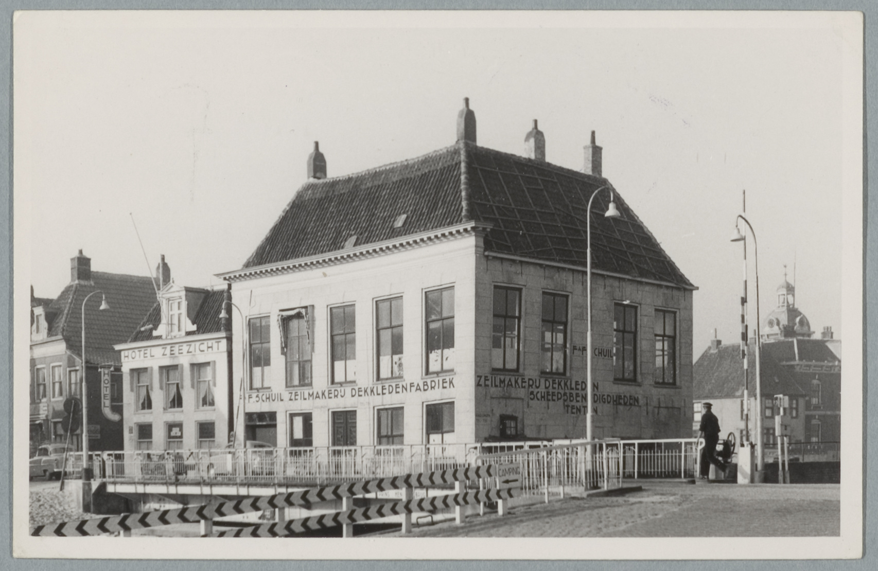 Hotel Zeezicht (links) was de sociëteit Zeeburg, in Anna Casparii het Zeekasteel, waar de beau monde van Harlingen vanouds bijeenkwam. Foto van 1955. Collectie Hannemahuis.