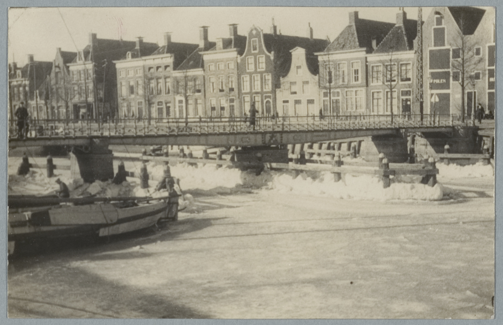 IJs in de Noorderhaven (Haven de Maan), ca 1930, met zicht op het woonhuis van Anna Casparii (rechts het grootste van de twee klokgevels, nu hotel Anna Casparii), collectie Hannemahuis.