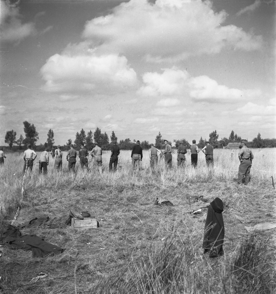 Dútske soldaten oan it wurk set by it opromjen fan minen. Foto: Nationaal Archief