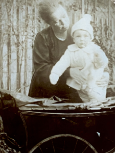 Laurens, zes maanden, met oma Beekhuis (coll. Ineke Hauer-ten Cate)