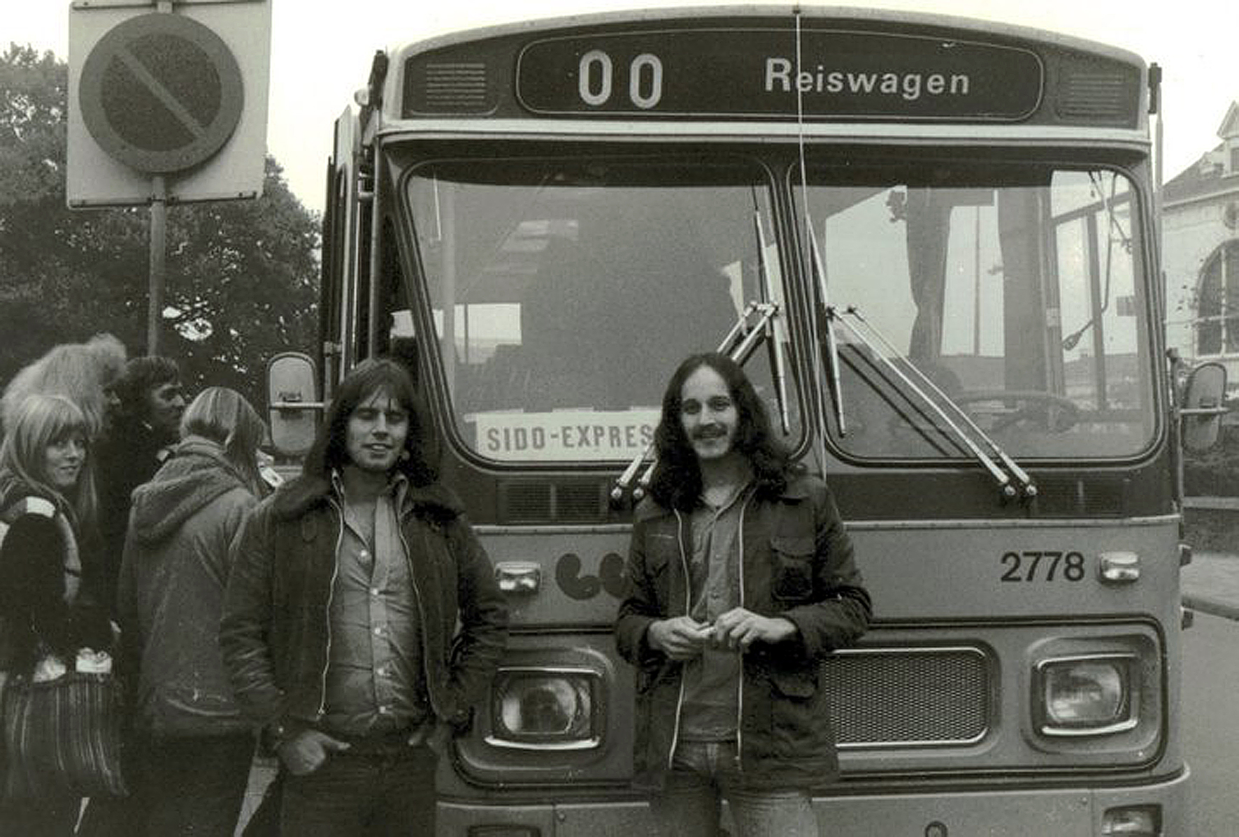 1975, voor de bus links Tom Steenbergen destijds manager en rechts Sido Martens