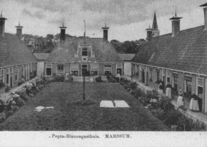 Ansichtkaart Gasthuis 1900 1925 met bewoonsters Uitgever Boekhandel van der Velde FFA