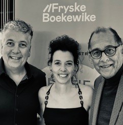 Anita Terpstra op het Friese Boekenbal met de dj’s Johan Terpstra en Ritsko van Vliet